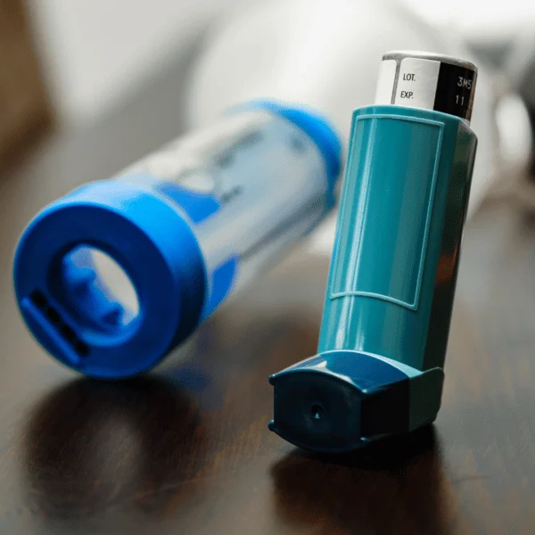 A picture of a blue asthma inhaler with an Aerochamber